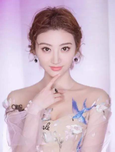成龍不敢碰她,甄子丹也摟不到腰,而他卻抱著親!