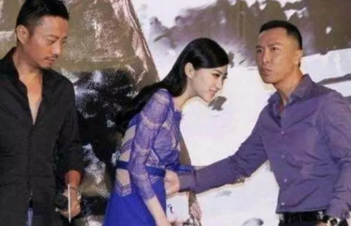 成龍不敢碰她,甄子丹也摟不到腰,而他卻抱著親!