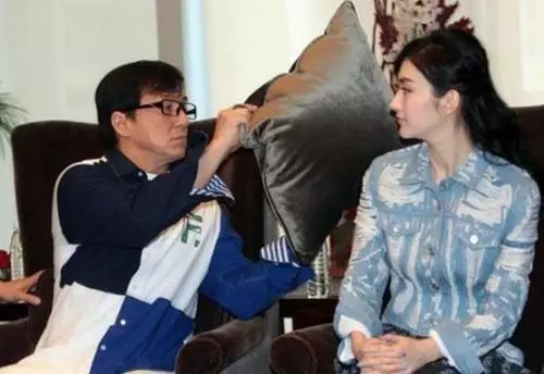成龍不敢碰她,甄子丹也摟不到腰,而他卻抱著親!