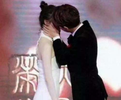 成龍不敢碰她,甄子丹也摟不到腰,而他卻抱著親!