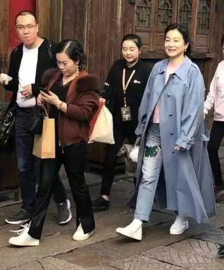林青霞現身烏鎮,皮膚鬆弛,網友:沒整容的臉就是不一樣!
