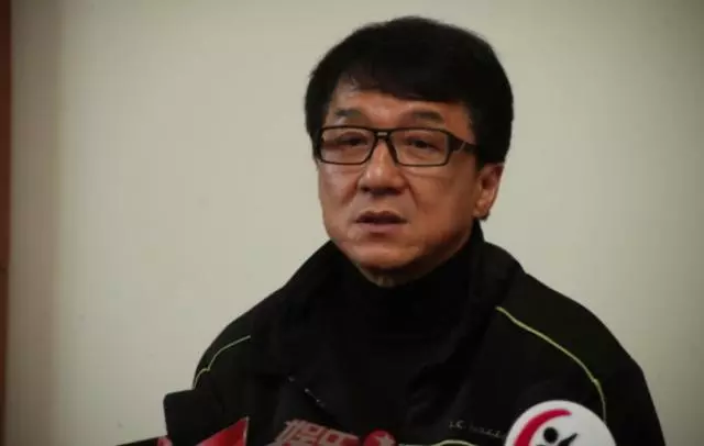 小龍女流落街頭,成龍流淚說:我對不起女兒,可她媽媽是這種人?難怪小龍女一直不認他啊!