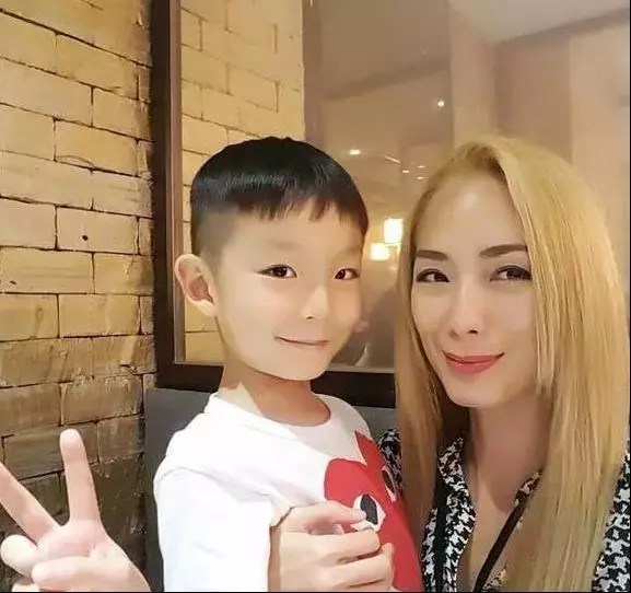曾風靡中國的新加坡女星破產,被渣男騙走8000萬,如今瘦成皮包骨