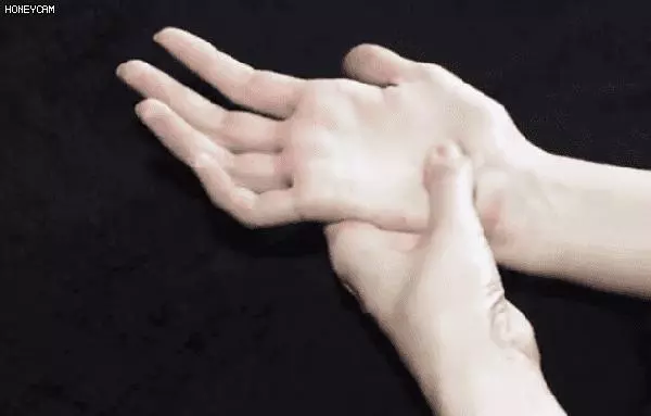 每天按按手的這裡,頸椎病好了、便秘好了、眼神好了、皮膚也好了,快快學起來