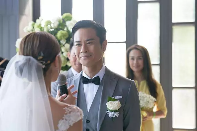 27歲嬌妻嫁49歲TVB演員,禮服遮不住大肚,但手上的金鐲子更亮眼