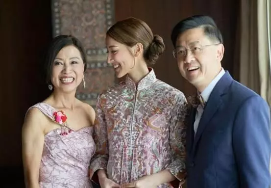 27歲嬌妻嫁49歲TVB演員,禮服遮不住大肚,但手上的金鐲子更亮眼