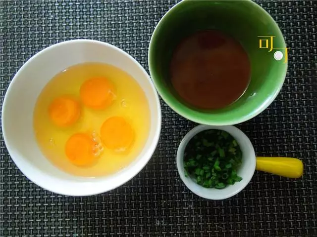 夏天這一碗懶人醬,4個雞蛋2種醬,只要5分鐘,拌飯拌面一醬搞定!