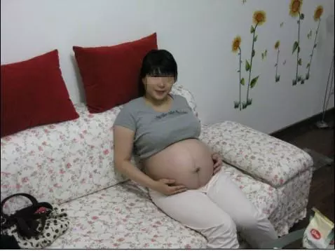 我坐月子我媽來照顧,半夜醒來她不見了,客廳裡一幕我如遭雷劈~