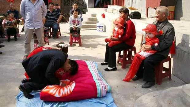 父親要我娶醜矮女人,婚後我外出五年未歸,再次踏進家我熱淚盈眶~