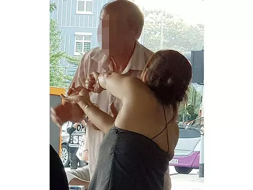 外籍女傭變身「陪酒女」 咖啡店與大叔調情、摟抱