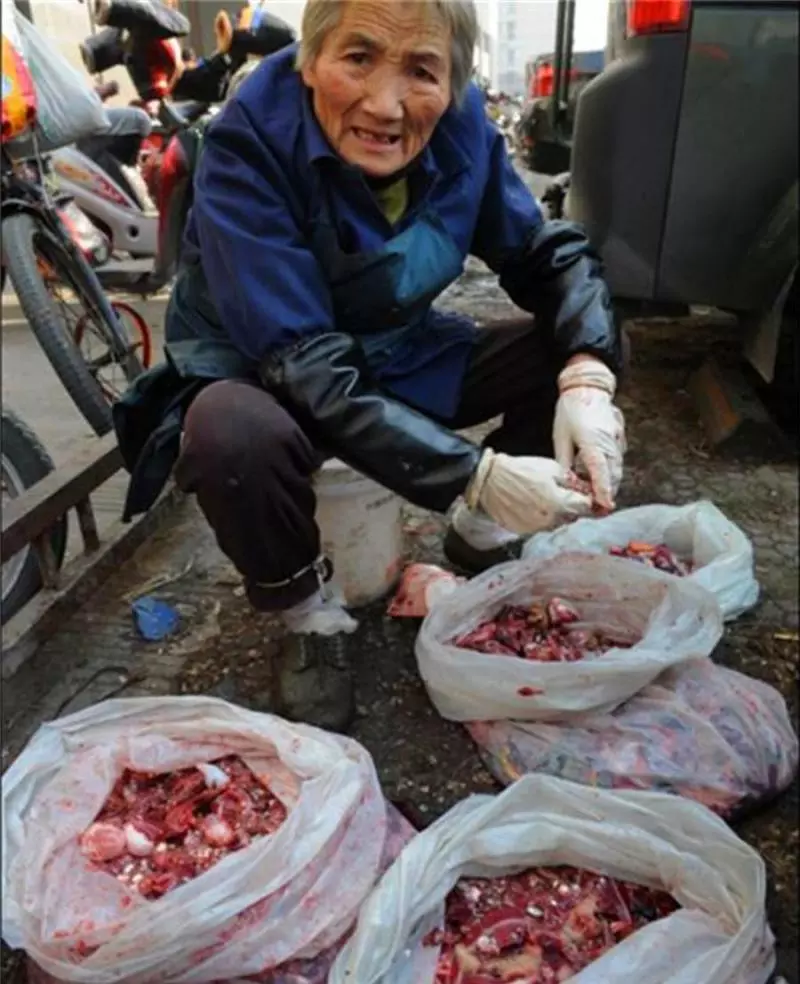 75歲高齡的阿嬤每天去菜市場撿別丟棄的魚內臟,好奇的我發現真相後蹲在地上淚流不止。