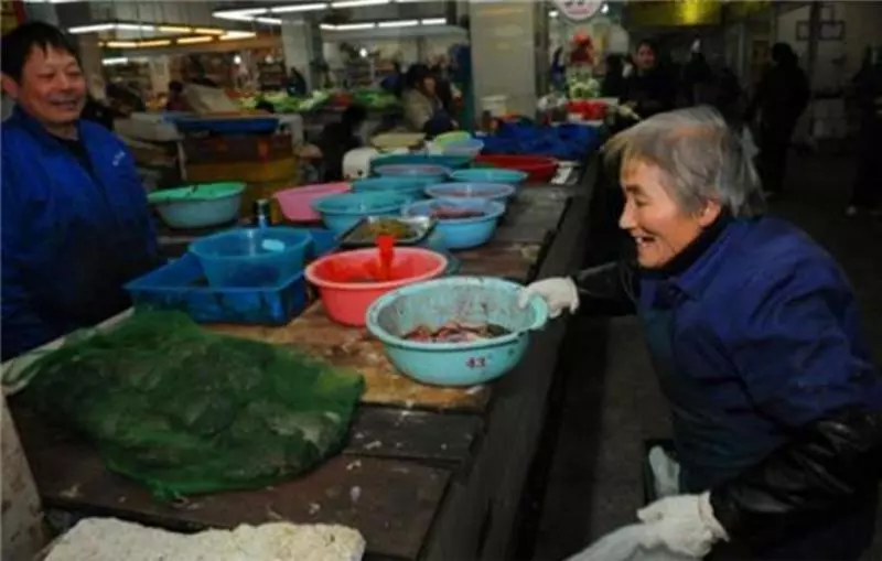 75歲高齡的阿嬤每天去菜市場撿別丟棄的魚內臟,好奇的我發現真相後蹲在地上淚流不止。