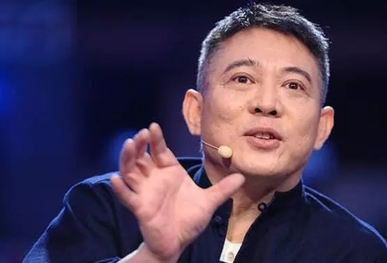 超像的!李連杰私人助理哥哥正臉曝光!網民:走在一起就是2個李連杰啊~