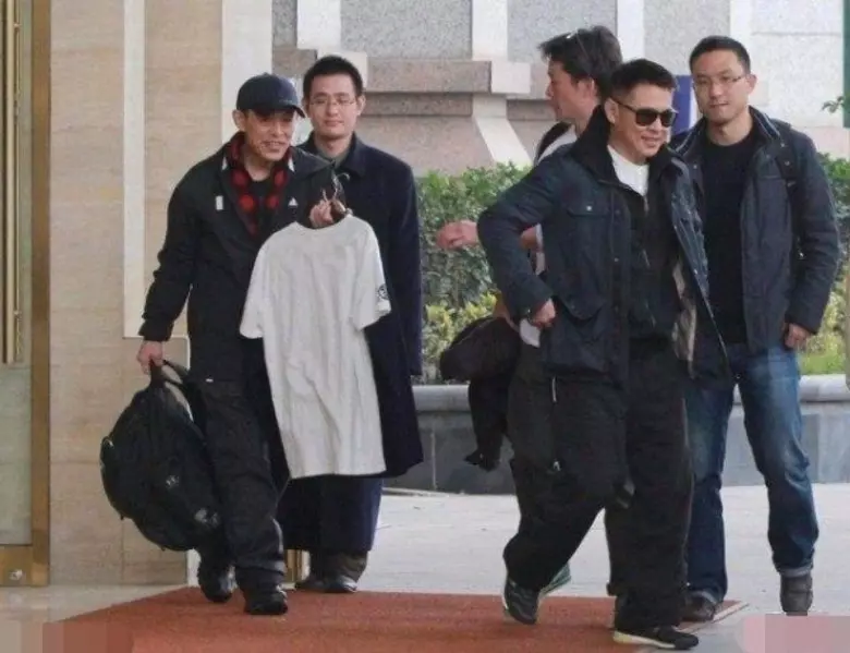 超像的!李連杰私人助理哥哥正臉曝光!網民:走在一起就是2個李連杰啊~