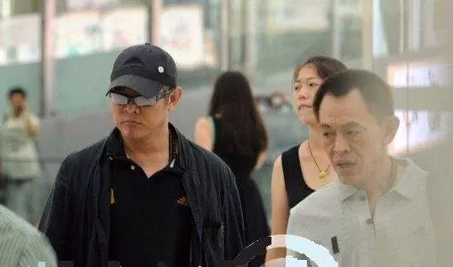 超像的!李連杰私人助理哥哥正臉曝光!網民:走在一起就是2個李連杰啊~