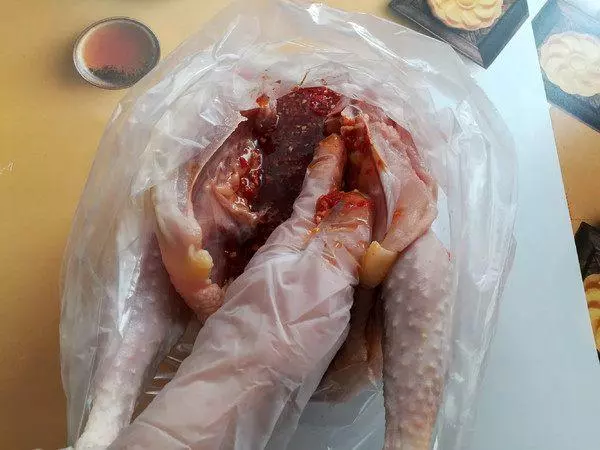 這樣的烤雞,皮脆肉嫩,鮮香無比,招待朋友絕對吃的心滿意足!