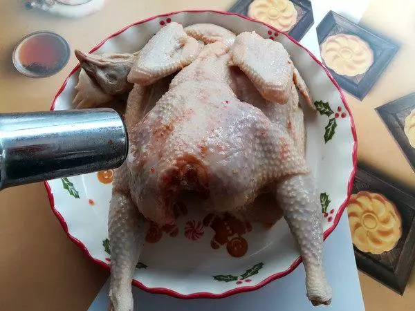 這樣的烤雞,皮脆肉嫩,鮮香無比,招待朋友絕對吃的心滿意足!