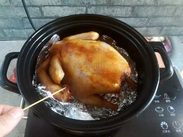 這樣的烤雞,皮脆肉嫩,鮮香無比,招待朋友絕對吃的心滿意足!