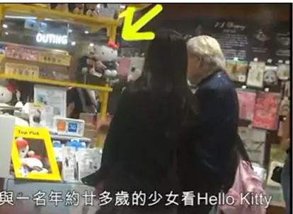 80歲富商交往200女生,與港姐含淚分手後,牽小女友逛街很甜蜜...