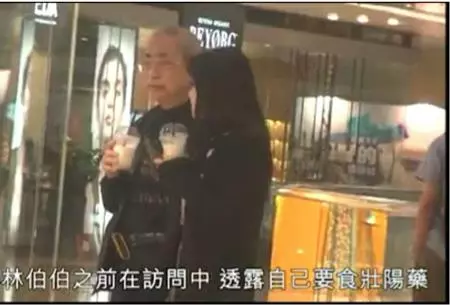 80歲富商交往200女生,與港姐含淚分手後,牽小女友逛街很甜蜜...