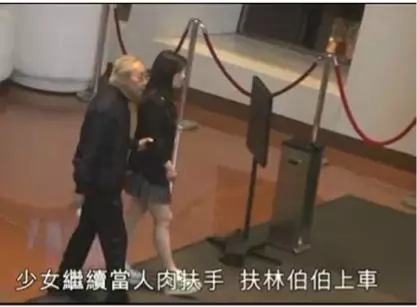 80歲富商交往200女生,與港姐含淚分手後,牽小女友逛街很甜蜜...
