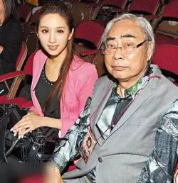 80歲富商交往200女生,與港姐含淚分手後,牽小女友逛街很甜蜜...