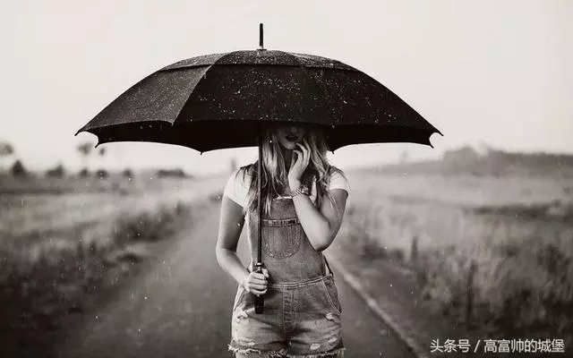 未婚先孕婆婆罵兒媳不自愛,結婚當天兒媳讓她當眾丟人現眼