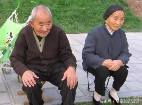 老人把遺產給了鄰居,兒子不服,媳婦出來後,驚喜突然來了