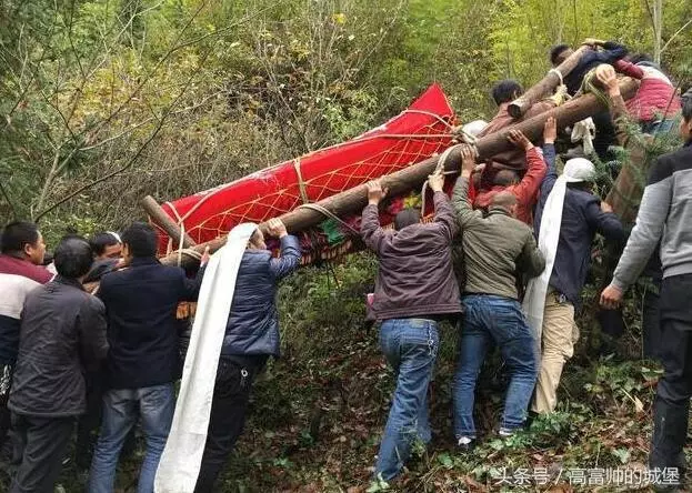老人把遺產給了鄰居,兒子不服,媳婦出來後,驚喜突然來了