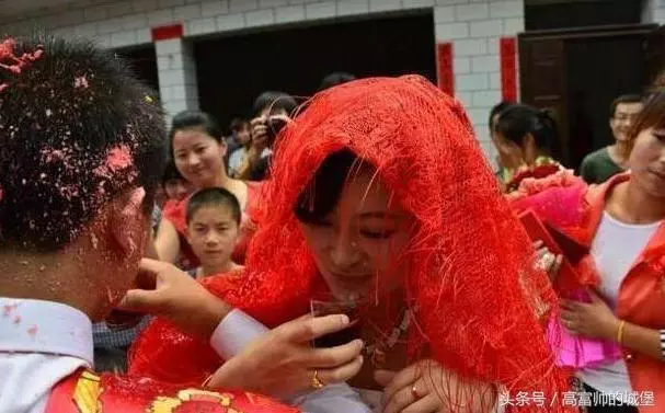老人把遺產給了鄰居,兒子不服,媳婦出來後,驚喜突然來了