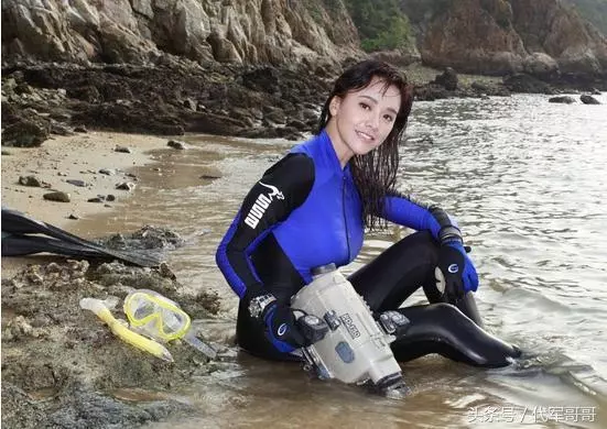 一婚嫁給錢小豪,二婚嫁給「鋼鐵大王」兒子,48歲美成這樣!