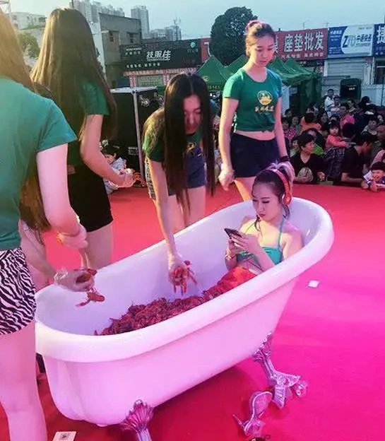 下班回家剛到樓下,見媳婦爬窗戶進去,我似乎明白了什麼.....
