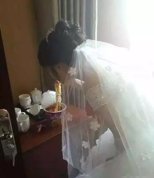 下班回家剛到樓下,見媳婦爬窗戶進去,我似乎明白了什麼.....