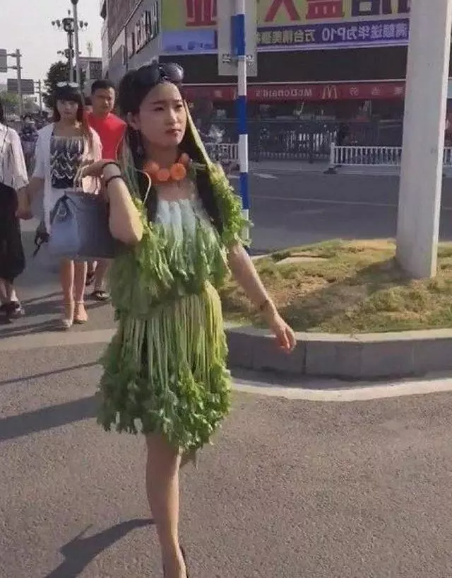 下班回家剛到樓下,見媳婦爬窗戶進去,我似乎明白了什麼.....