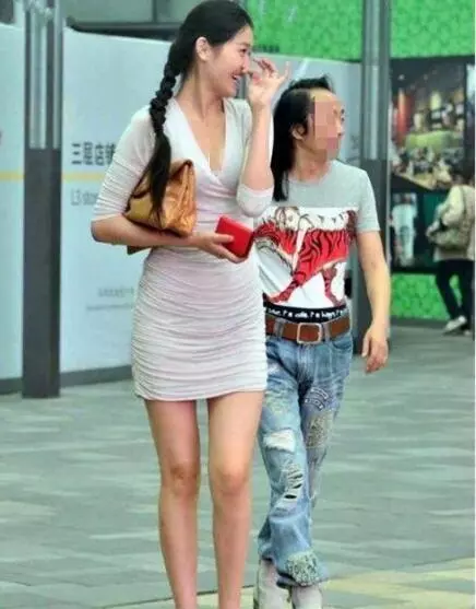 下班回家剛到樓下,見媳婦爬窗戶進去,我似乎明白了什麼.....