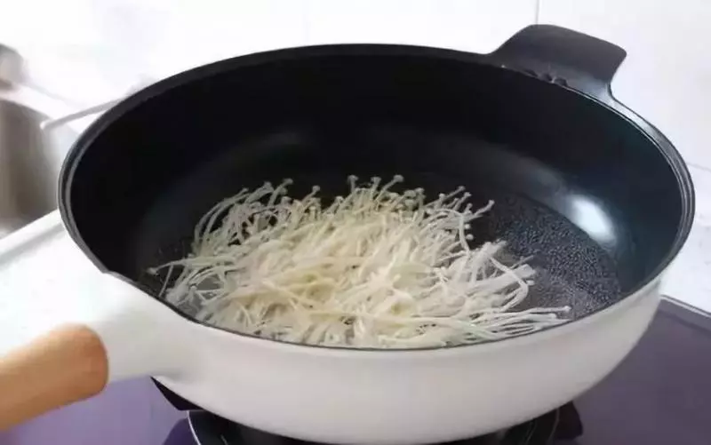 這道菜炒一炒十分鐘上桌,解餓還能抗疲勞,上班族別錯過啦!
