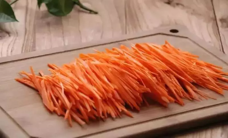 這道菜炒一炒十分鐘上桌,解餓還能抗疲勞,上班族別錯過啦!