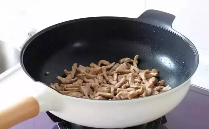 這道菜炒一炒十分鐘上桌,解餓還能抗疲勞,上班族別錯過啦!