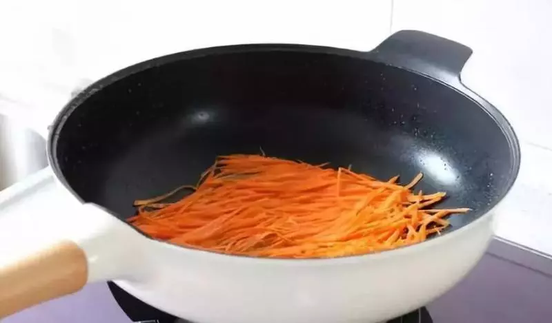 這道菜炒一炒十分鐘上桌,解餓還能抗疲勞,上班族別錯過啦!