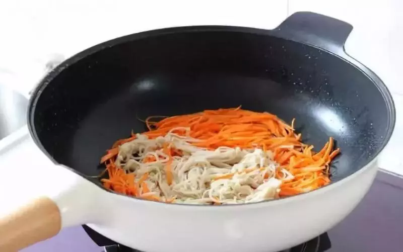 這道菜炒一炒十分鐘上桌,解餓還能抗疲勞,上班族別錯過啦!