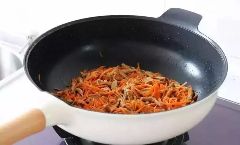 這道菜炒一炒十分鐘上桌,解餓還能抗疲勞,上班族別錯過啦!