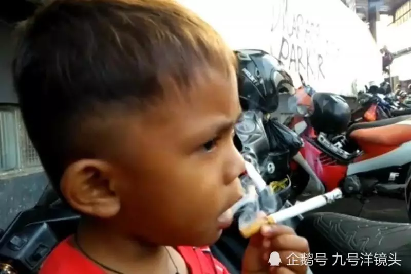 印尼2歲男孩每天抽40支煙,父母怕他哭鬧竟還幫忙買煙