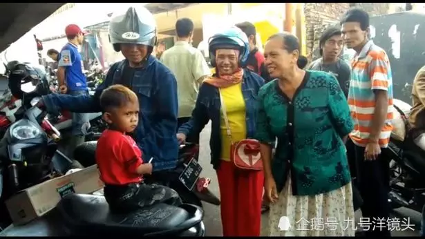 印尼2歲男孩每天抽40支煙,父母怕他哭鬧竟還幫忙買煙
