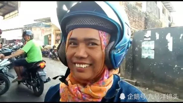 印尼2歲男孩每天抽40支煙,父母怕他哭鬧竟還幫忙買煙