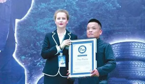 單鼻孔2分半鐘 吹脹12車胎 貴州奇人破世界紀錄