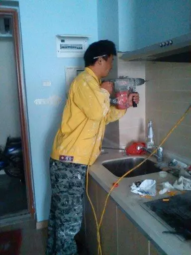 瓷磚怎麼打眼不開裂?30年裝修師傅的獨門妙招,一學就會!