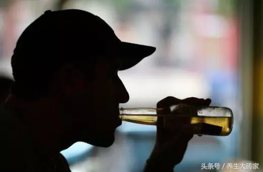 喝酒者,記住3句話,多喝3種水,少做3件事,保護肝臟,更健康