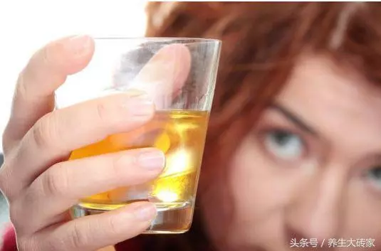 喝酒者,記住3句話,多喝3種水,少做3件事,保護肝臟,更健康