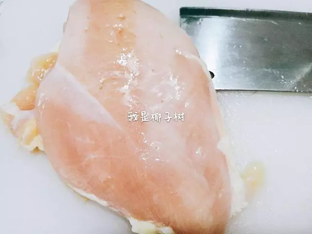 一塊雞胸肉變身一盤大雞排，步驟詳細，讓您在家吃到放心雞排