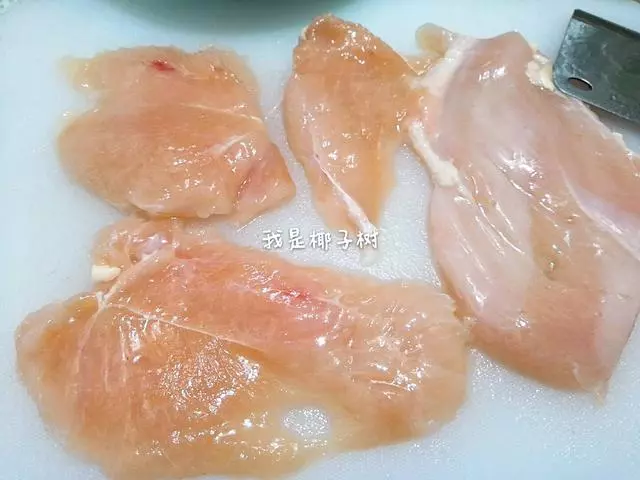 一塊雞胸肉變身一盤大雞排，步驟詳細，讓您在家吃到放心雞排